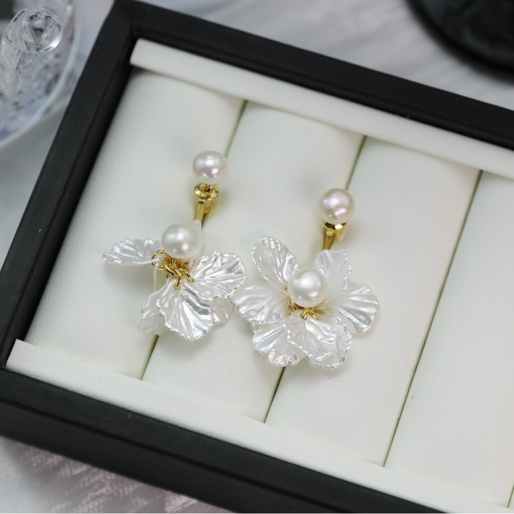 Elegant Pearl and Floral Gold Earrings